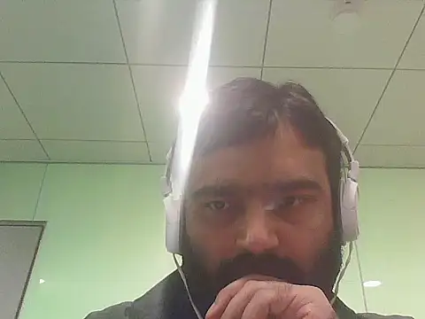 Snapshot of JohnBond009 chatting on May 21, 10:23 am JohnBond009 online show from May 21, 10:23 am