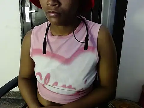 Snapshot of savage_laura chatting on December 5, 7:18 am savage laura online show from December 5, 7:18 am