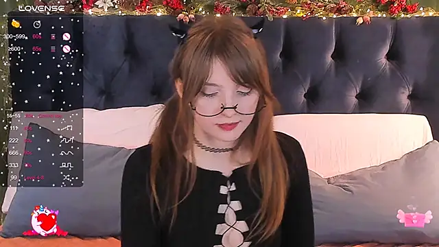 Snapshot of AliceLanley chatting on February 4, 2:43 pm AliceLanley online show from February 4, 2:43 pm