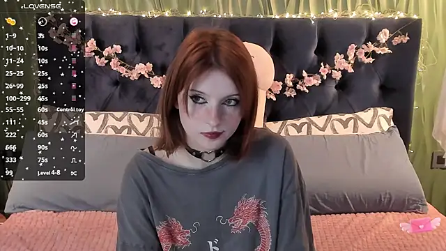 Snapshot of AliceLanley chatting on October 10, 11:44 am AliceLanley online show from October 10, 11:44 am