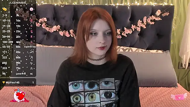 Snapshot of AliceLanley chatting on October 11, 11:33 am AliceLanley online show from October 11, 11:33 am