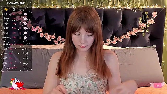 Snapshot of AliceLanley chatting on March 18, 11:44 am AliceLanley online show from March 18, 11:44 am