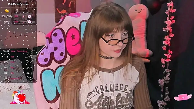 Snapshot of AliceLanley chatting on December 3, 11:29 am AliceLanley online show from December 3, 11:29 am