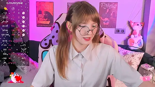 Snapshot of AliceLanley chatting on December 4, 3:15 pm AliceLanley online show from December 4, 3:15 pm