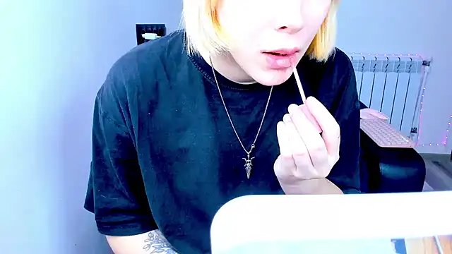 Snapshot of dollmore chatting on October 24, 9:25 pm dollmore online show from October 24, 9:25 pm