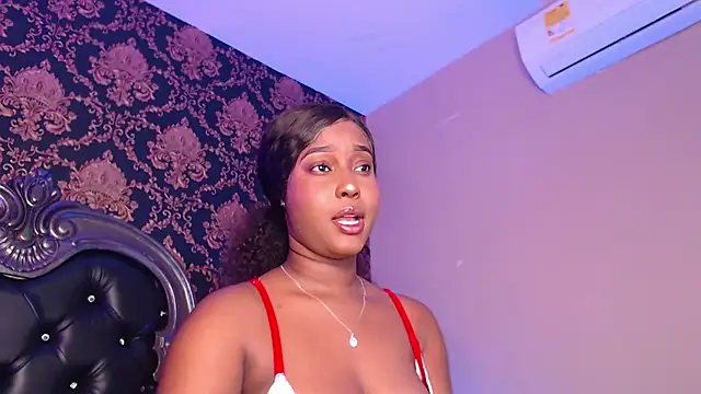 Snapshot of MichaelaCox chatting on June 7, 12:32 pm MichaelaCox online show from June 7, 12:32 pm