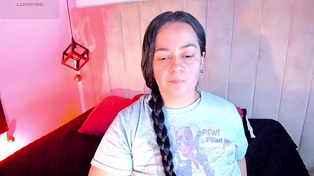 Snapshot of lucia_vonne_ chatting on December 17, 8:14 pm lucia vonne online show from December 17, 8:14 pm