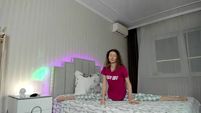 ooksiiii online show from February 18, 5:09 pm