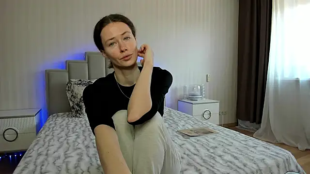 ooksiiii online show from February 9, 9:05 am