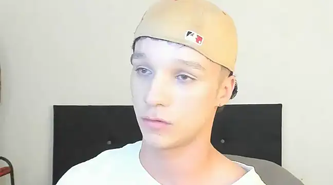 Snapshot of angelcortes chatting on December 18, 10:46 pm angelcortes online show from December 18, 10:46 pm