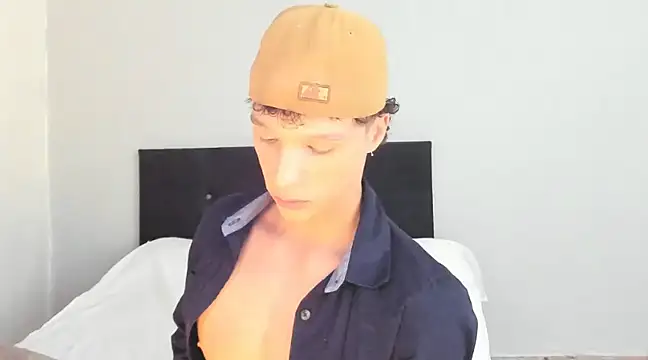 Snapshot of angelcortes chatting on March 11, 1:37 am angelcortes online show from March 11, 1:37 am