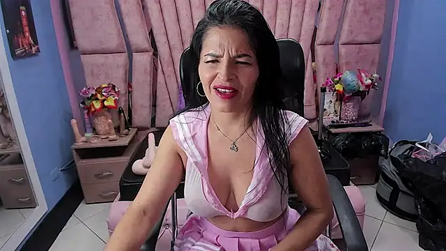 Snapshot of HornySkinny26 chatting on December 15, 4:51 am HornySkinny26 online show from December 15, 4:51 am