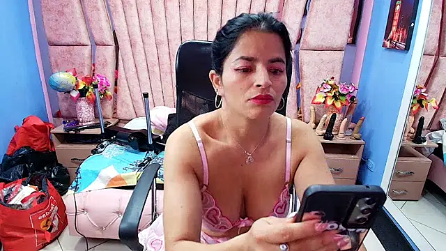 Snapshot of HornySkinny26 chatting on November 20, 4:02 am HornySkinny26 online show from November 20, 4:02 am