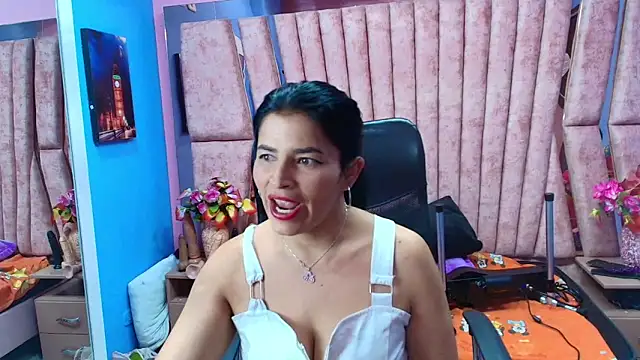 Snapshot of HornySkinny26 chatting on November 14, 5:33 am HornySkinny26 online show from November 14, 5:33 am