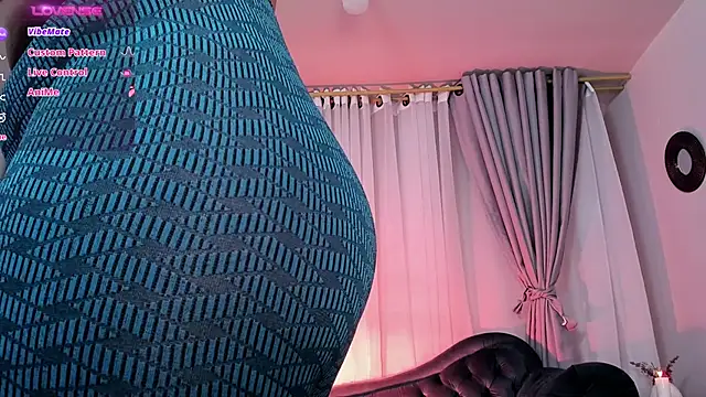 Snapshot of CoralineRicce_ chatting on November 12, 12:37 am CoralineRicce online show from November 12, 12:37 am