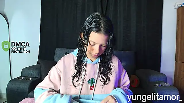 Snapshot of yungelitamor_ chatting on October 15, 5:17 am yungelitamor online show from October 15, 5:17 am