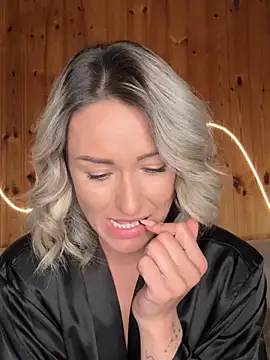 petrouchkaaa  online show from March 18, 8:32 pm