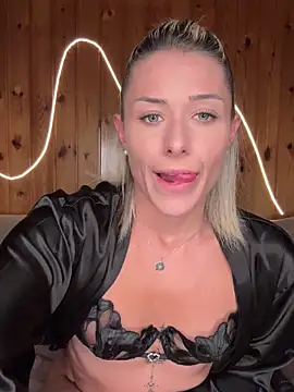 petrouchkaaa  online show from May 14, 8:06 pm