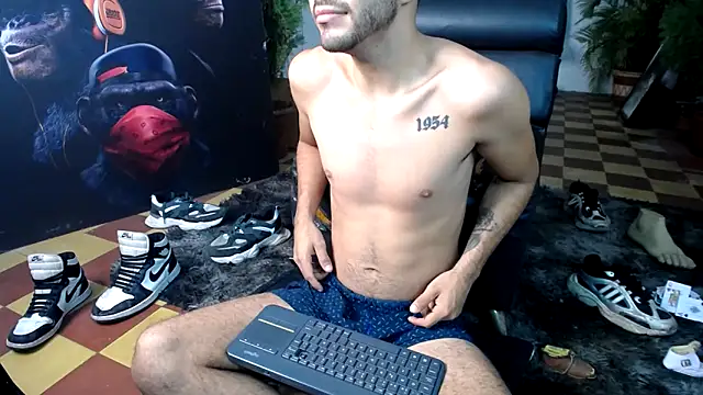 Snapshot of cutehornymax chatting on April 9, 3:30 am cutehornymax online show from April 9, 3:30 am