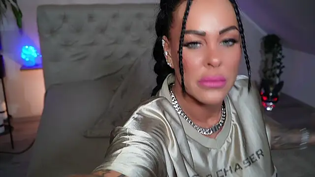 hotmilfbitch online show from November 30, 6:52 pm