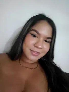 Snapshot of LarissaGaby01 chatting on March 16, 2:21 am LarissaGaby01 online show from March 16, 2:21 am