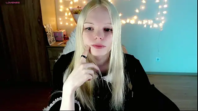 Snapshot of Emily_Nyaffee chatting on February 27, 9:36 pm Emily Nyaffee online show from February 27, 9:36 pm
