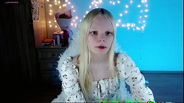 Snapshot of Emily_Nyaffee chatting on March 22, 10:48 pm Emily Nyaffee online show from March 22, 10:48 pm