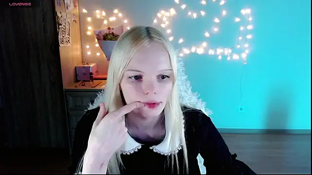 Snapshot of Emily_Nyaffee chatting on March 3, 6:35 pm Emily Nyaffee online show from March 3, 6:35 pm