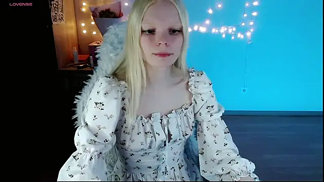 Snapshot of Emily_Nyaffee chatting on March 19, 10:31 pm Emily Nyaffee online show from March 19, 10:31 pm