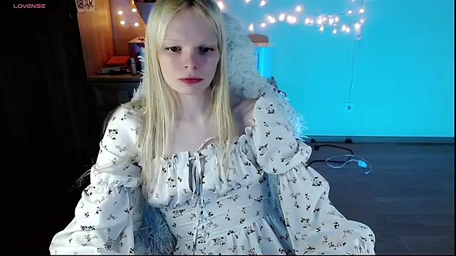 Snapshot of Emily_Nyaffee chatting on March 21, 10:50 pm Emily Nyaffee online show from March 21, 10:50 pm
