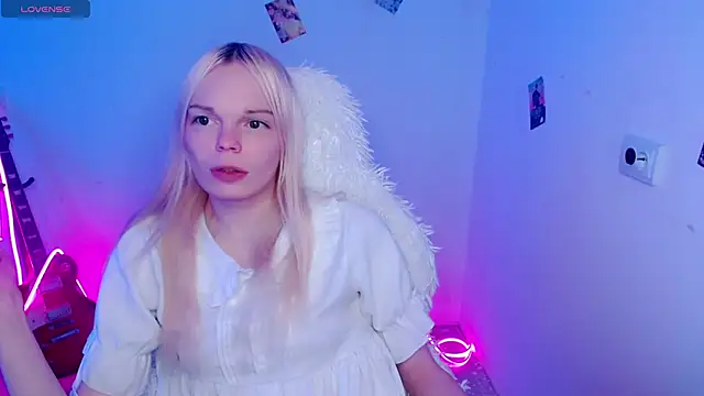 Emily Nyaffee online show from November 22, 10:30 pm