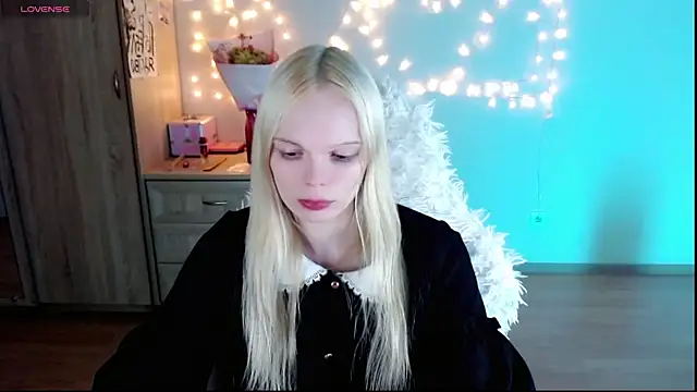 Snapshot of Emily_Nyaffee chatting on March 3, 3:32 pm Emily Nyaffee online show from March 3, 3:32 pm