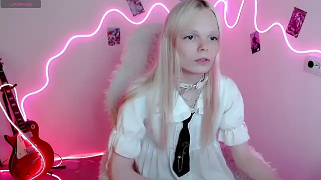 Snapshot of Emily_Nyaffee chatting on September 21, 8:14 pm Emily Nyaffee online show from September 21, 8:14 pm