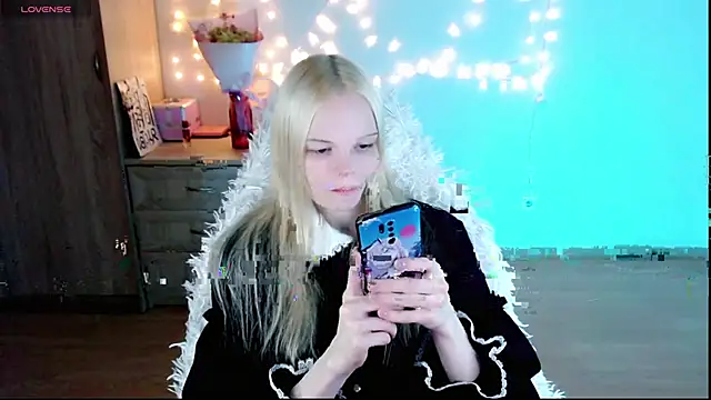 Snapshot of Emily_Nyaffee chatting on March 2, 11:50 pm Emily Nyaffee online show from March 2, 11:50 pm