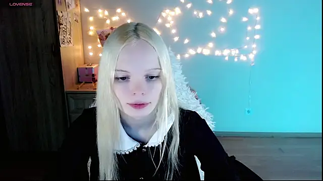 Snapshot of Emily_Nyaffee chatting on March 4, 11:22 pm Emily Nyaffee online show from March 4, 11:22 pm