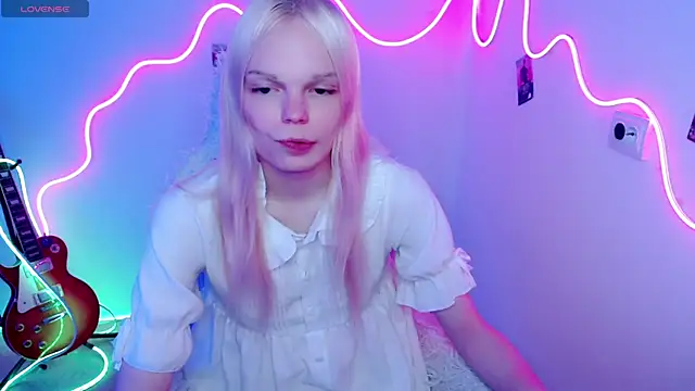 Snapshot of Emily_Nyaffee chatting on October 17, 11:06 pm Emily Nyaffee online show from October 17, 11:06 pm