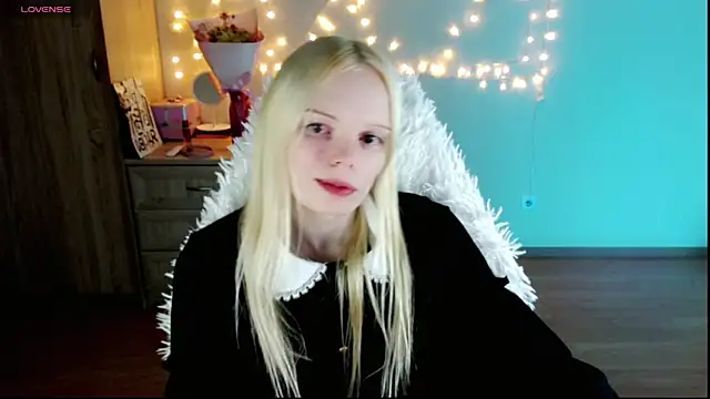 Snapshot of Emily_Nyaffee chatting on March 1, 11:47 pm Emily Nyaffee online show from March 1, 11:47 pm