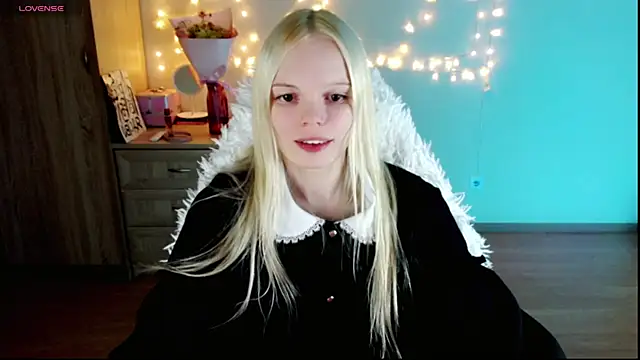 Snapshot of Emily_Nyaffee chatting on March 1, 8:21 pm Emily Nyaffee online show from March 1, 8:21 pm