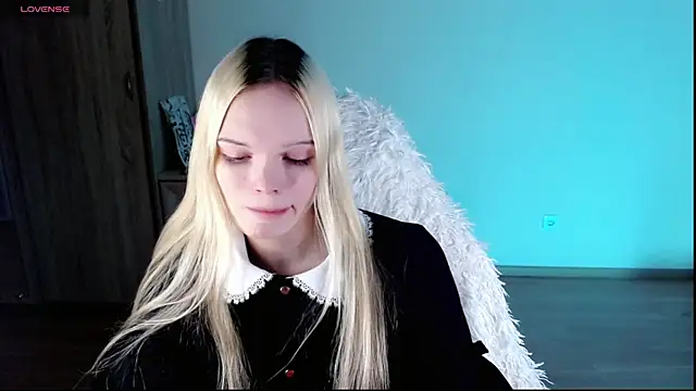 Snapshot of Emily_Nyaffee chatting on February 11, 11:33 pm Emily Nyaffee online show from February 11, 11:33 pm
