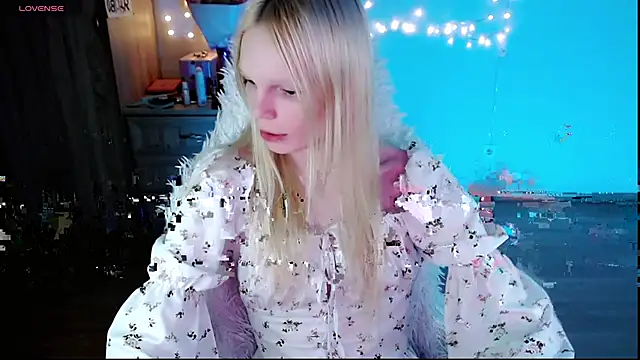Snapshot of Emily_Nyaffee chatting on March 22, 7:42 pm Emily Nyaffee online show from March 22, 7:42 pm