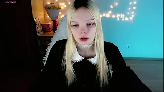 Snapshot of Emily_Nyaffee chatting on February 24, 10:36 pm Emily Nyaffee online show from February 24, 10:36 pm