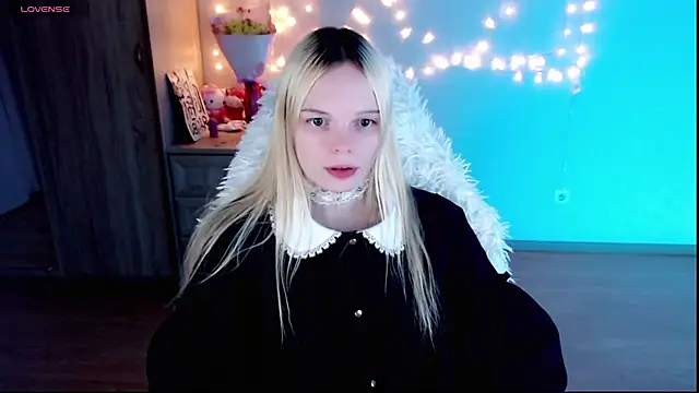 Snapshot of Emily_Nyaffee chatting on February 22, 3:01 am Emily Nyaffee online show from February 22, 3:01 am