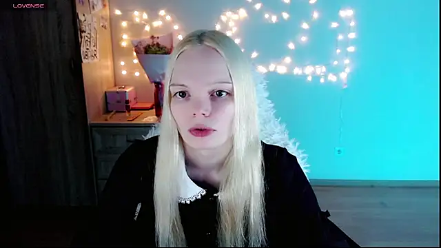 Snapshot of Emily_Nyaffee chatting on March 4, 8:16 pm Emily Nyaffee online show from March 4, 8:16 pm