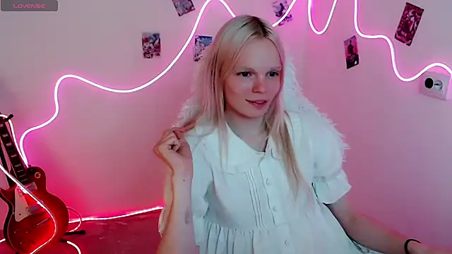 Snapshot of Emily_Nyaffee chatting on September 11, 1:33 pm Emily Nyaffee online show from September 11, 1:33 pm