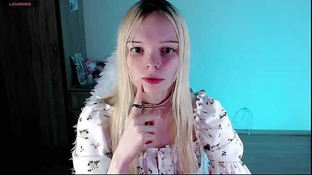 Snapshot of Emily_Nyaffee chatting on February 8, 11:24 pm Emily Nyaffee online show from February 8, 11:24 pm