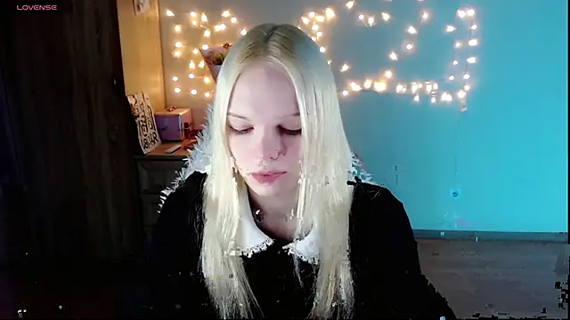 Snapshot of Emily_Nyaffee chatting on February 26, 11:09 pm Emily Nyaffee online show from February 26, 11:09 pm