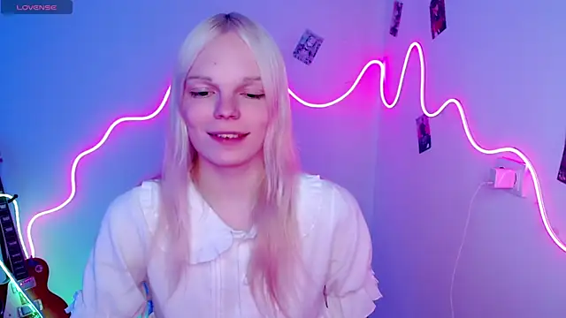 Snapshot of Emily_Nyaffee chatting on October 16, 11:02 pm Emily Nyaffee online show from October 16, 11:02 pm
