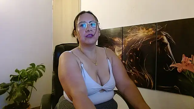 amalia brunette online show from May 4, 10:12 pm