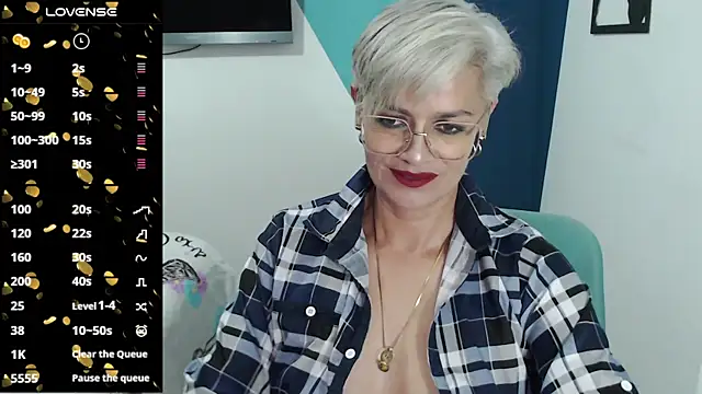 Snapshot of scarlett_paris22 chatting on March 11, 12:00 am scarlett paris22 online show from March 11, 12:00 am