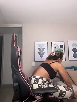 Snapshot of DianaHopson chatting on November 8, 11:36 am DianaHopson online show from November 8, 11:36 am